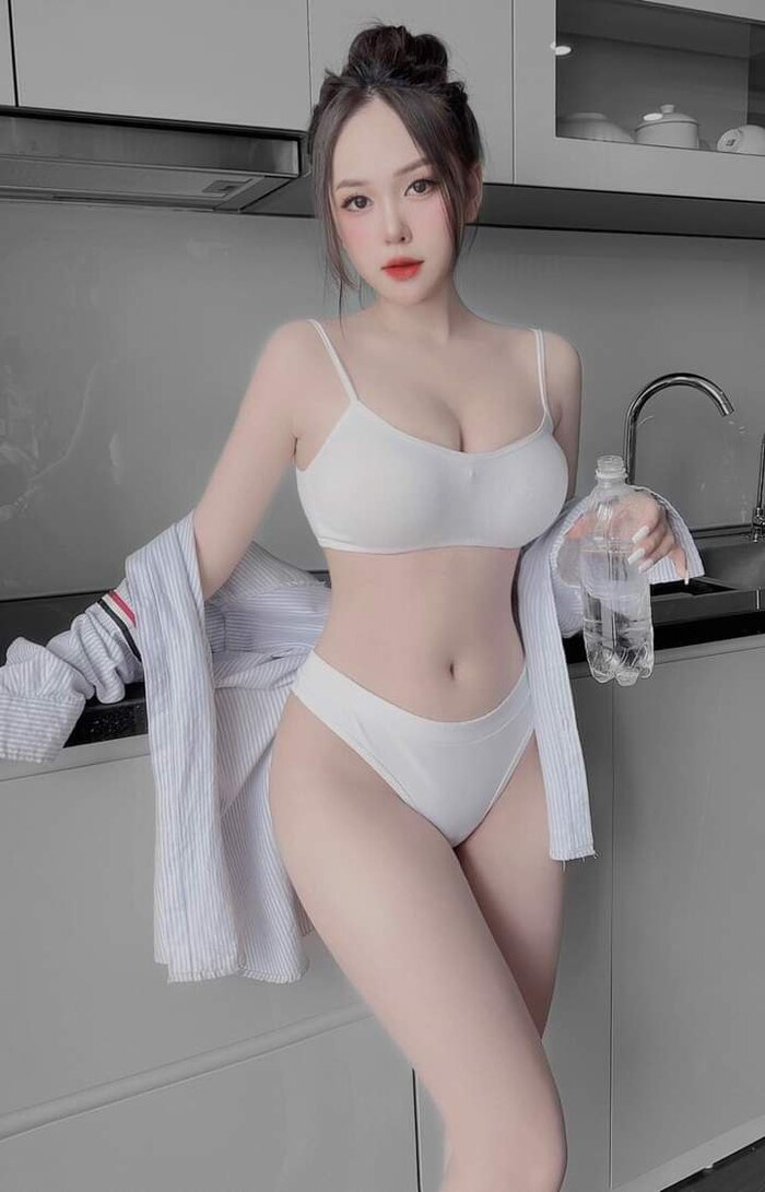 Gái xinh vú bự tròn