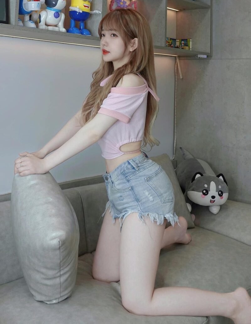 Nguyễn Thị Thùy Trang tạo dáng mlem