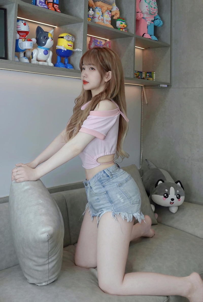 Nguyễn Thị Thùy Trang tạo dáng mlem