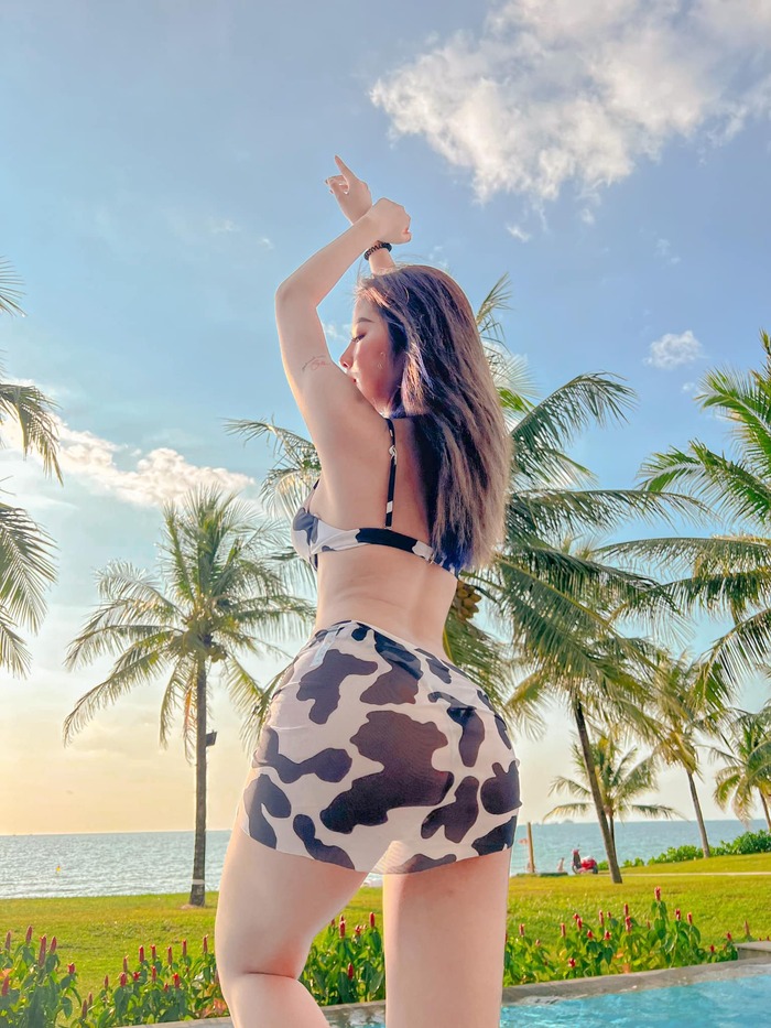 ảnh gái bikini che mặt phổng phao