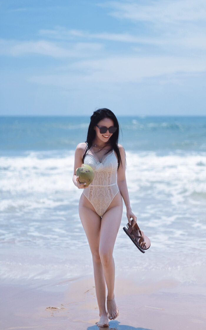 ảnh gái xinh bikini cười