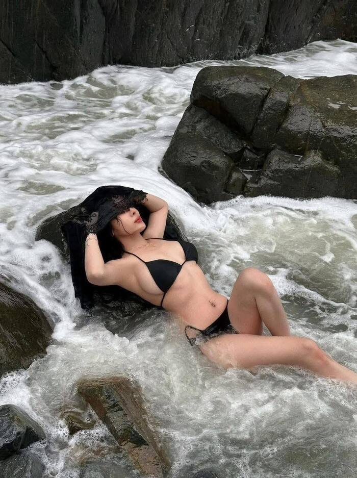 ảnh gái xinh mặc bikini đi biển che mặt