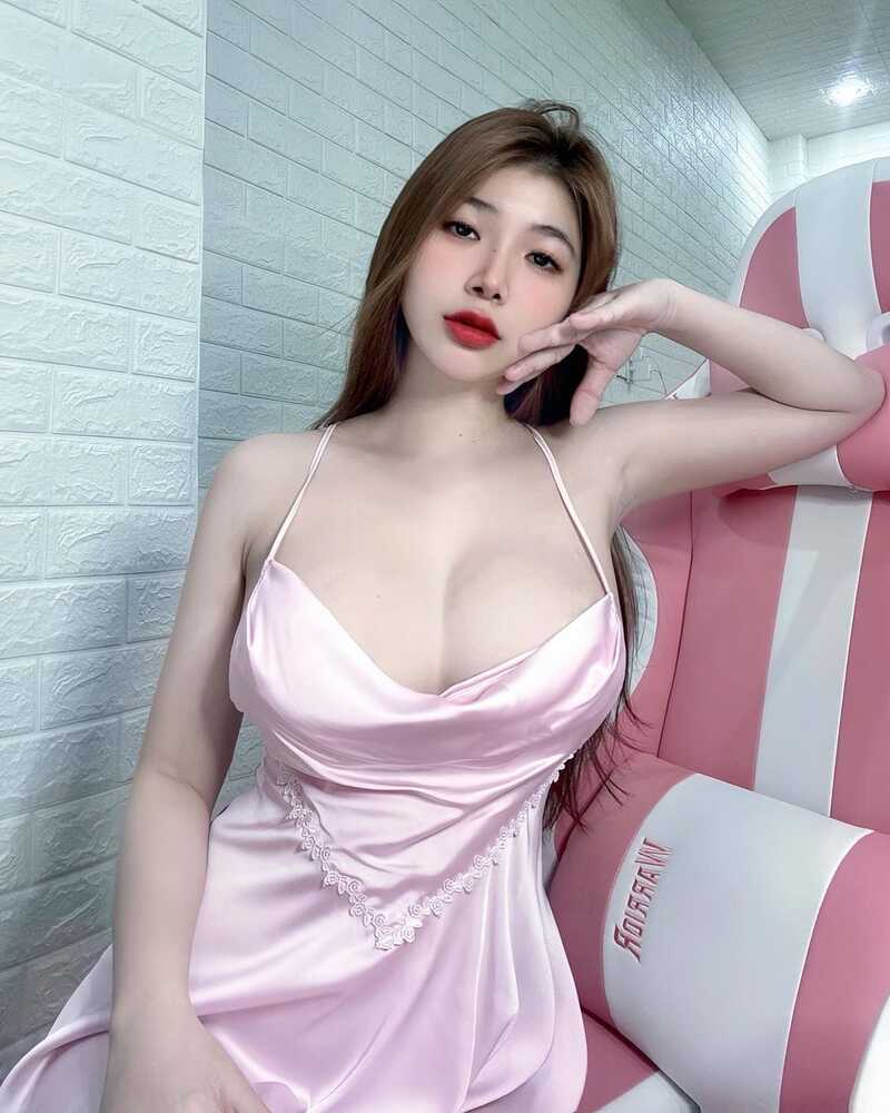 gái xinh ngực khủng căng tròn