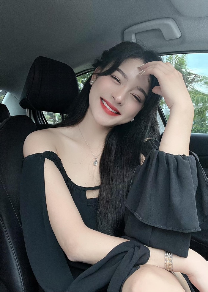 Ảnh tiktoker Linh Châu sexy cười