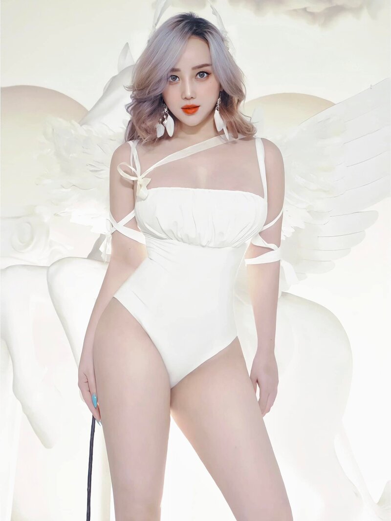 Chu Uyên Phương cosplay tiên nữ