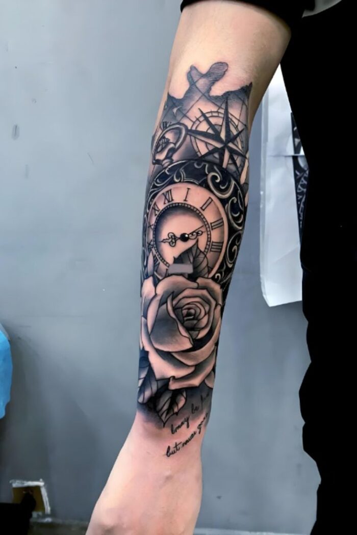 Hình xăm đồng hồ la mã kín tay