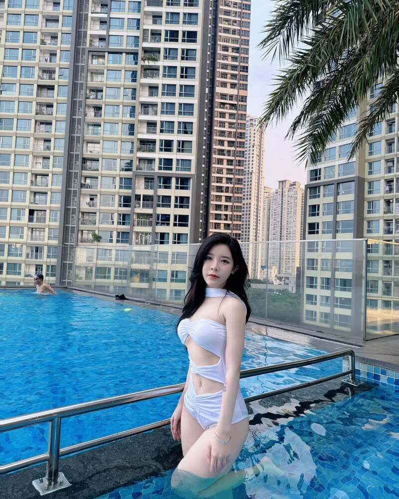ảnh Linh Hương luz bikini trắng