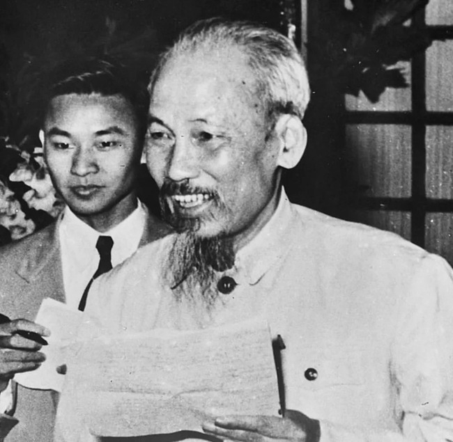 ảnh bác hồ đọc bản tuyên ngôn độc lập
