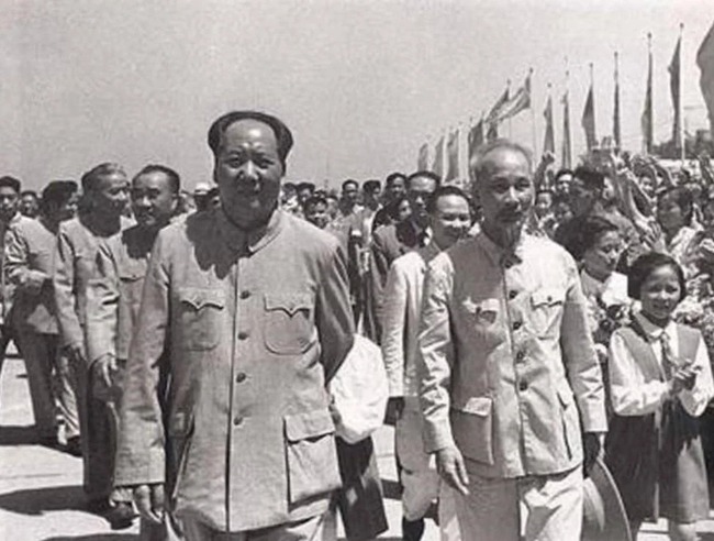 ảnh bác hồ và mao trạch đông