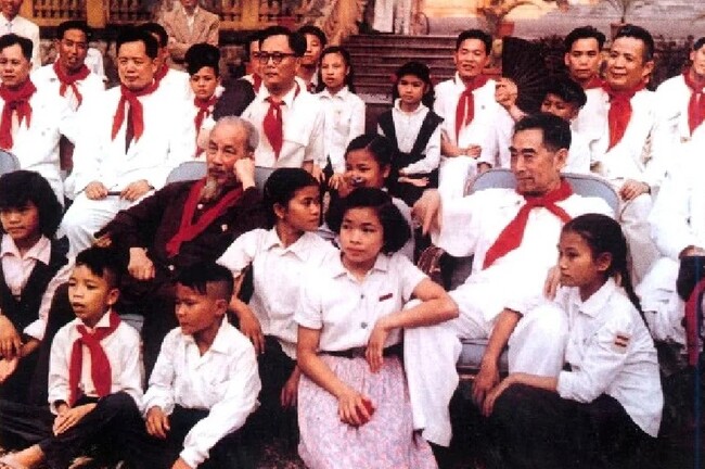 hình ảnh bác hồ với học sinh