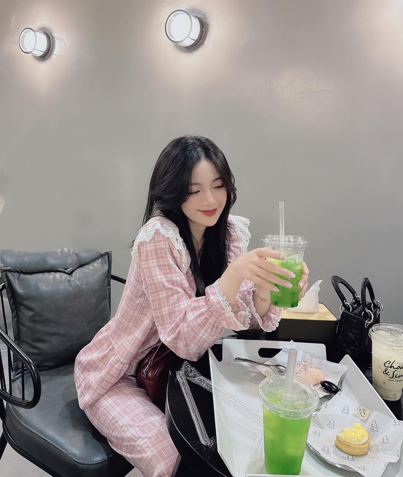 Ảnh Mai Như Hoàng mặc áo ngủ