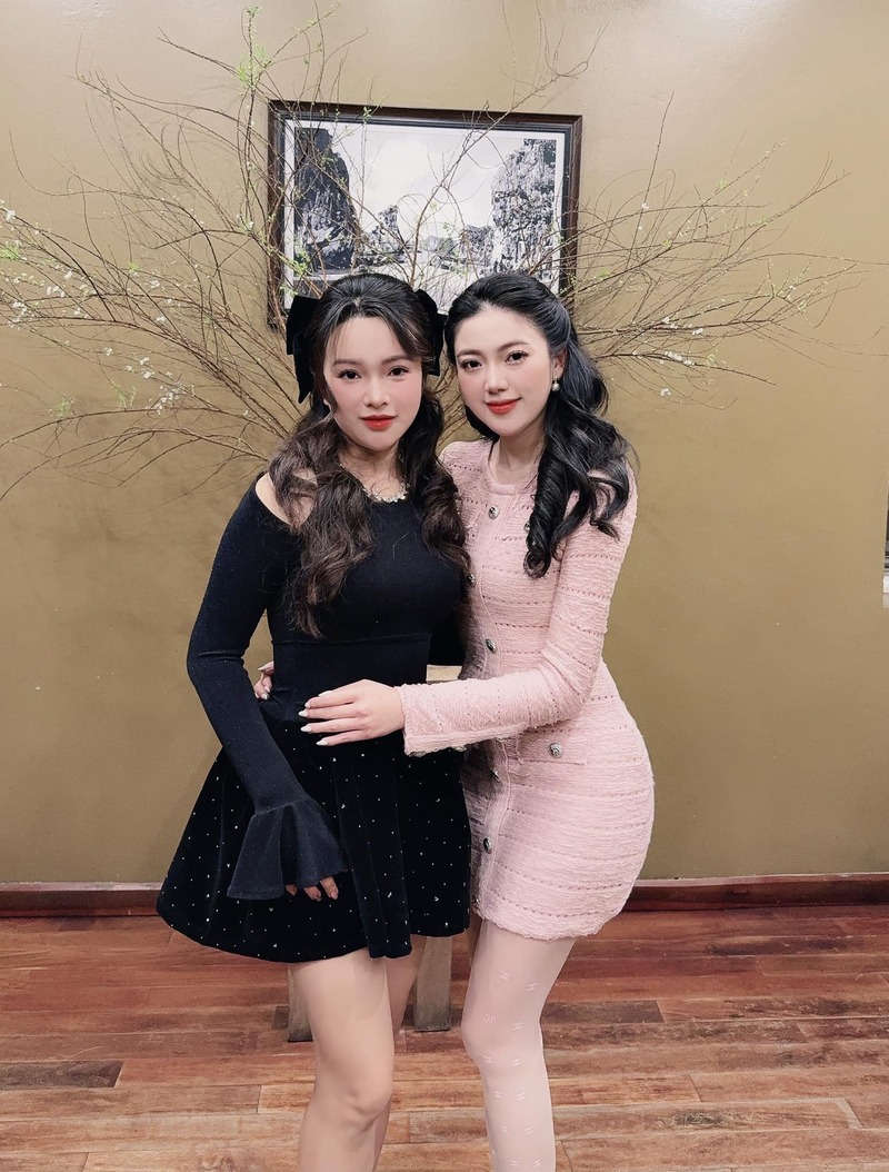 Ảnh Mai Như Hoàng sexy bên chị gái