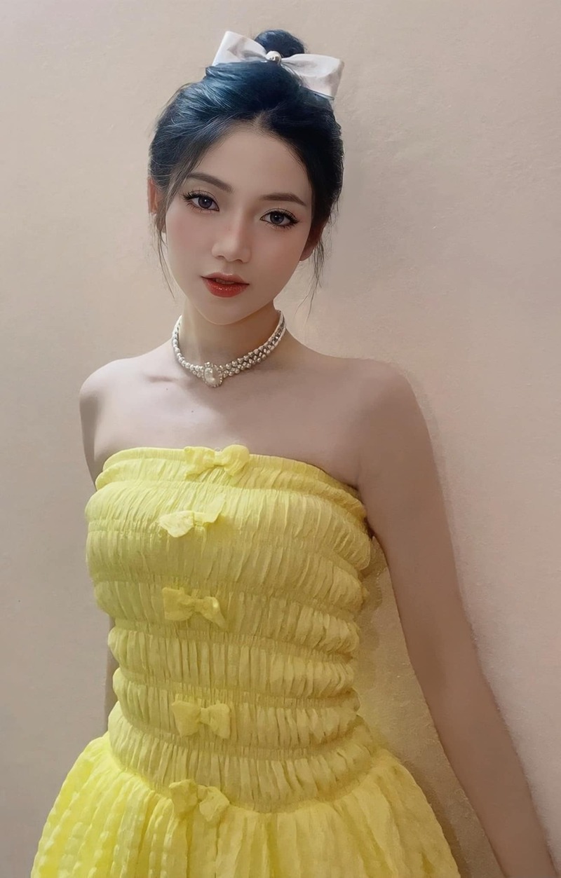 Ảnh Mai Như Hoàng sexy cùng chiếc váy vàng