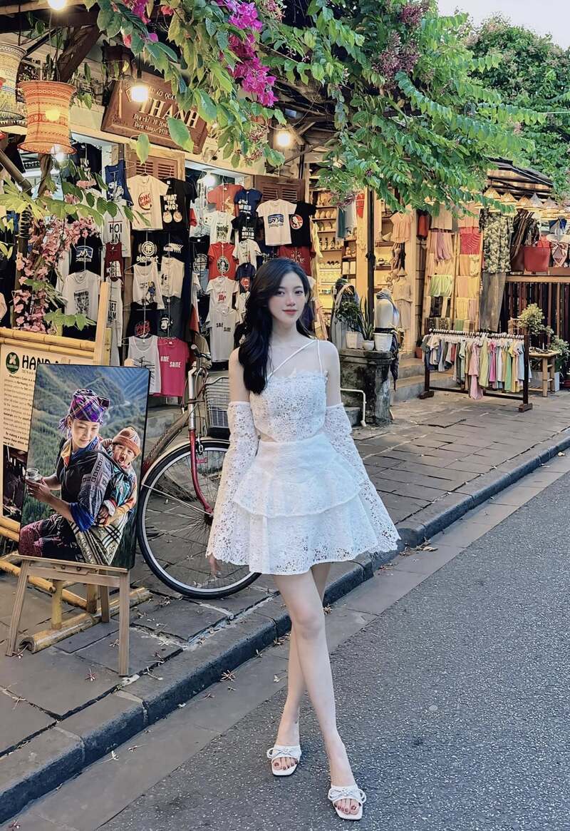 Ảnh Mai Như Hoàng sexy ngoài đường phố