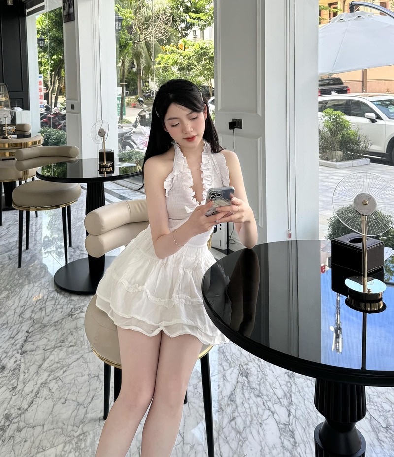 Ảnh Mai Như Hoàng sexy váy ngắn