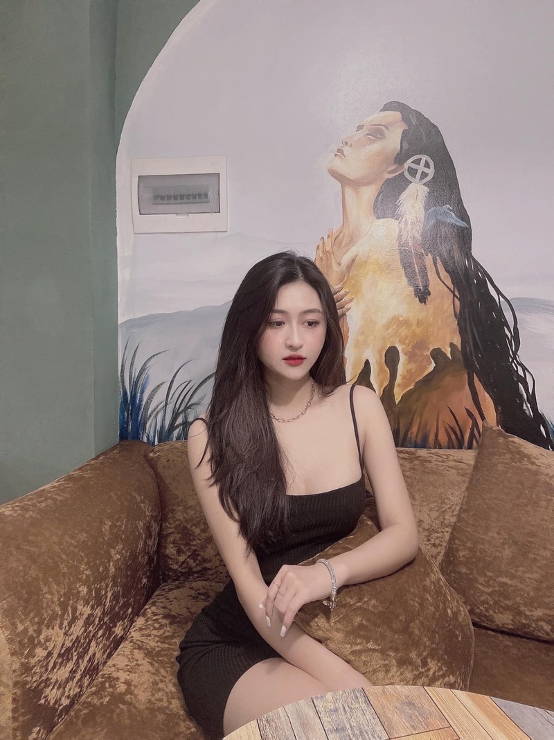 Ảnh Phùng Phương Anh sexy suy tư