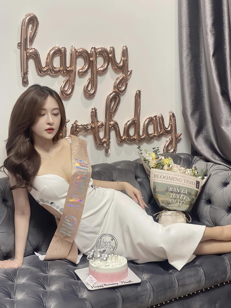 Ảnh Phùng Phương Anh sexy trên ghế