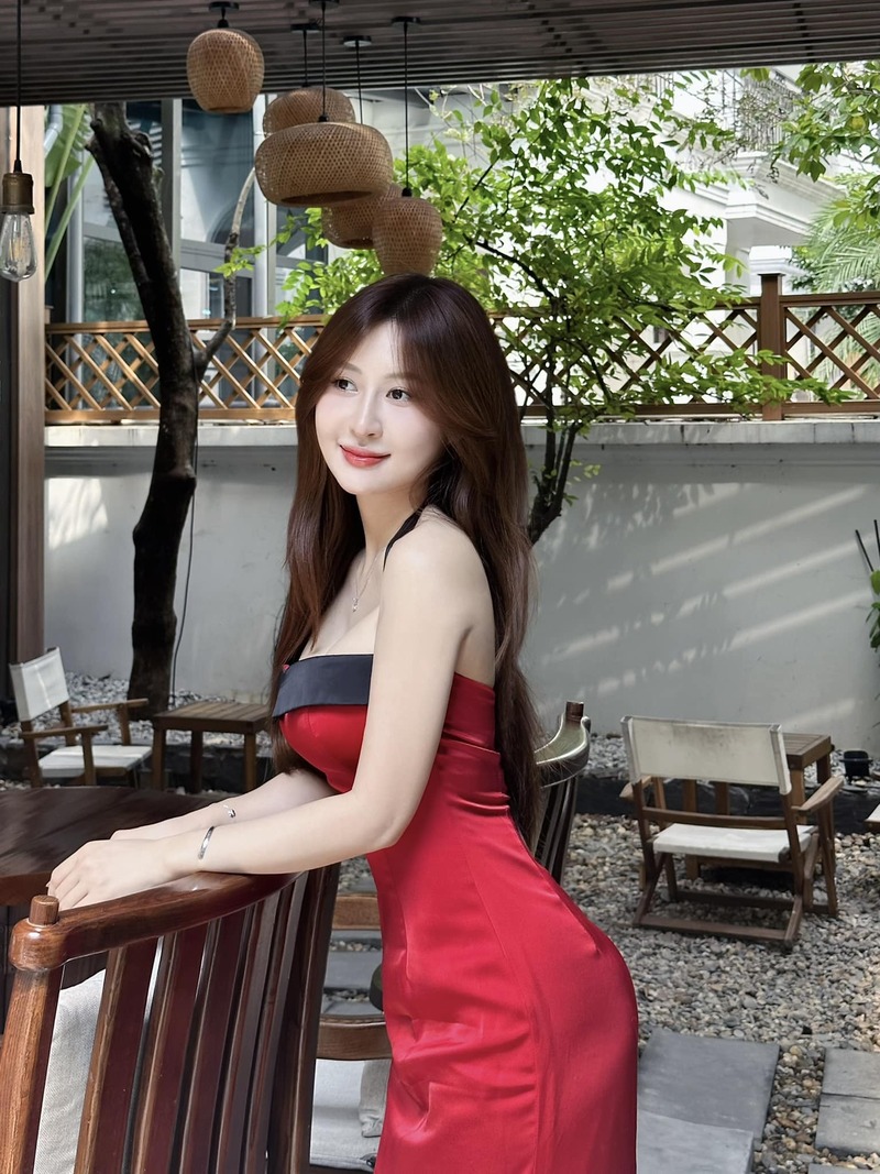 Ảnh Phùng Phương Anh sexy váy váy đỏ rực rỡ