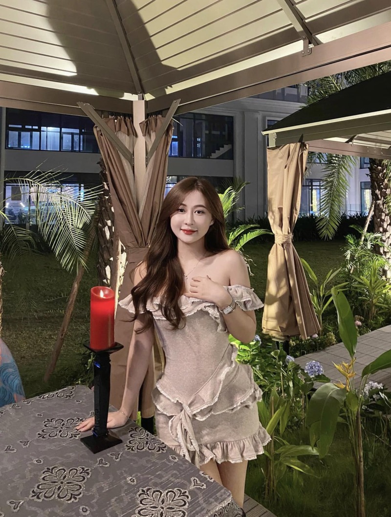 Ảnh Phùng Phương Anh sexy viếc chiếc váy sếp ly