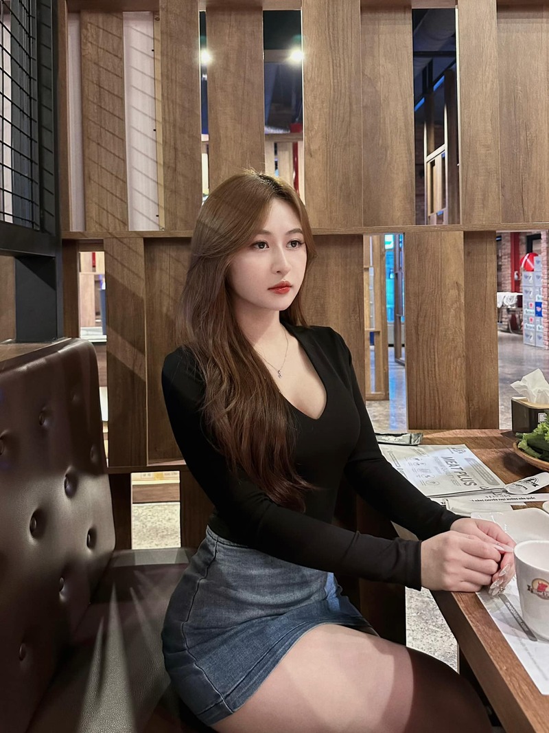 Ảnh Phùng Phương Anh sexy với chiếc váy ngắn bò bó sát