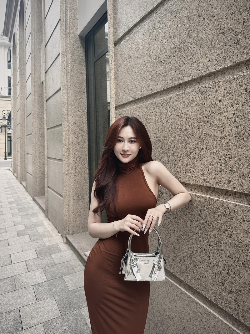 Ảnh Phùng Phương Anh với chiếc váy màu nâu bó sát sexy