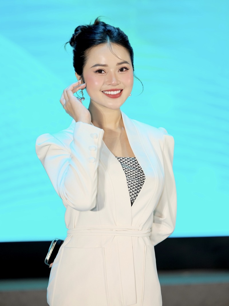 Ảnh btv Mai Hương xinh đẹp