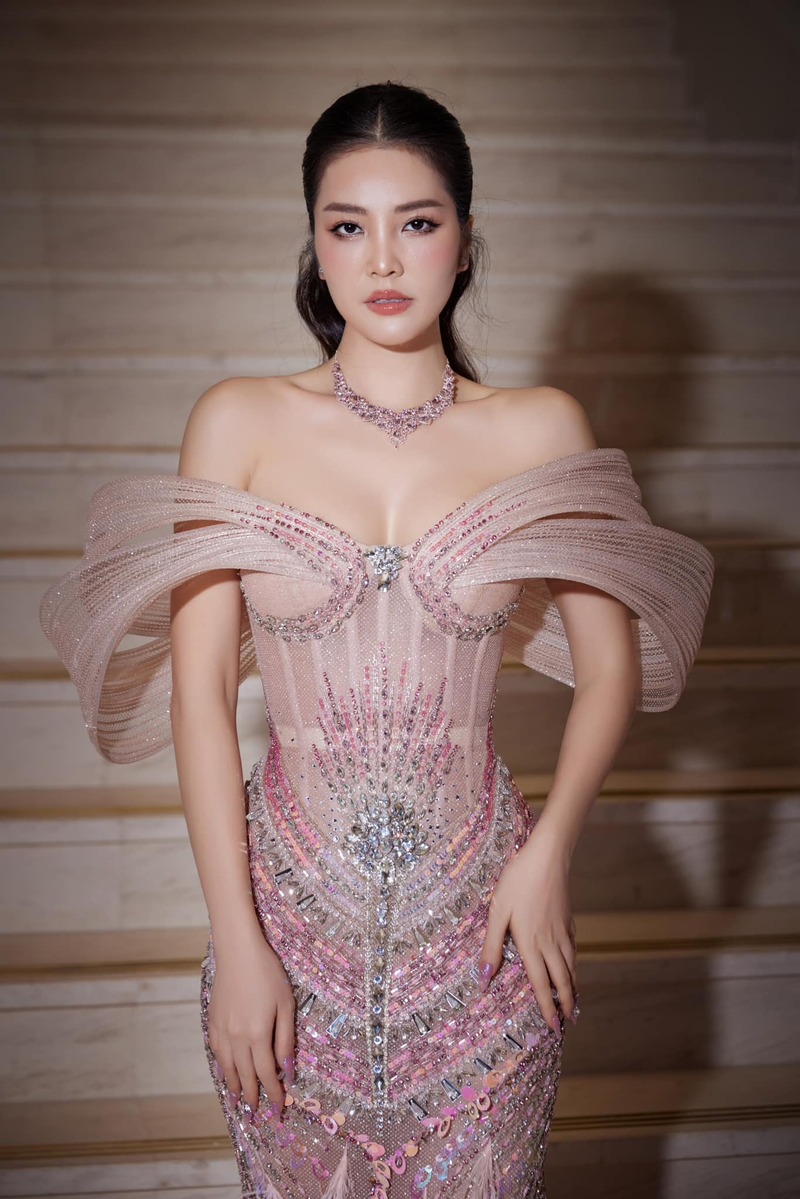 Ảnh btv Thuỵ Vân nóng bỏng