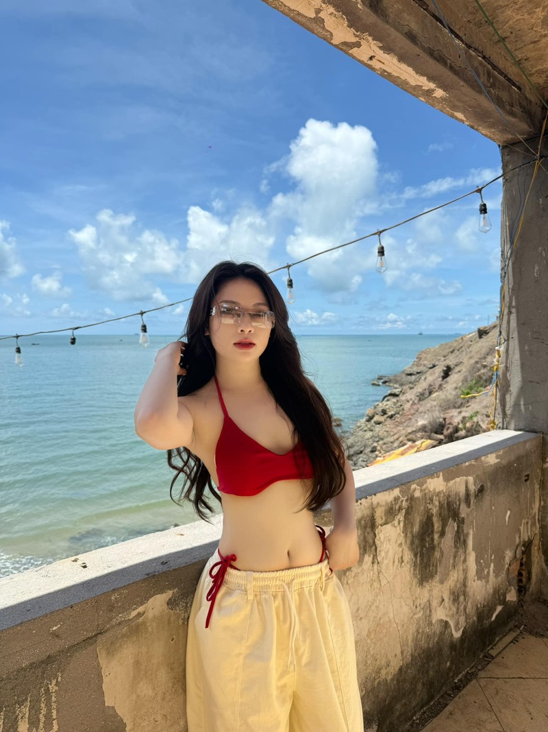 Ảnh gái xinh bikini màu đỏ đeo kính cá tính