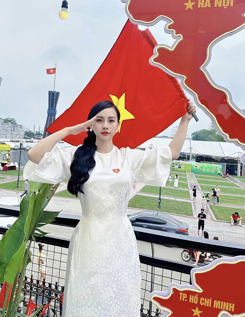 Ảnh gái xinh cầm cờ 1