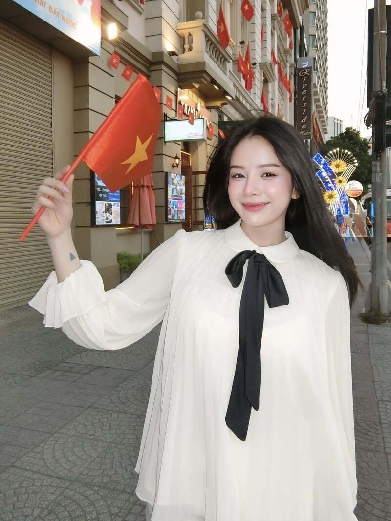 Ảnh gái xinh cầm cờ 12