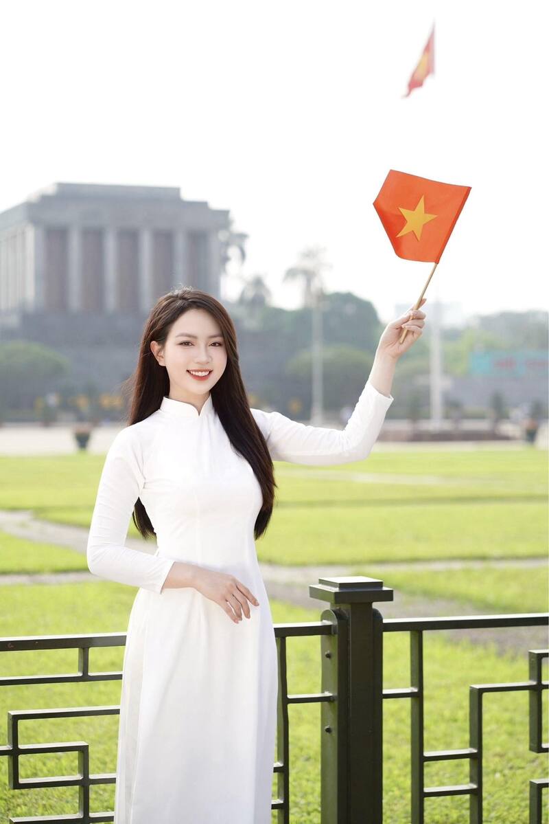 Ảnh gái xinh cầm cờ 15