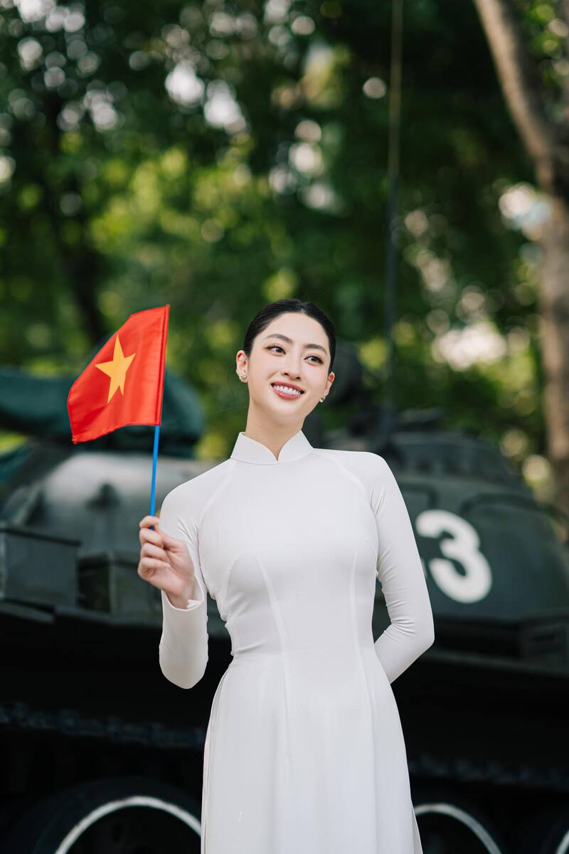 Ảnh gái xinh cầm cờ 16
