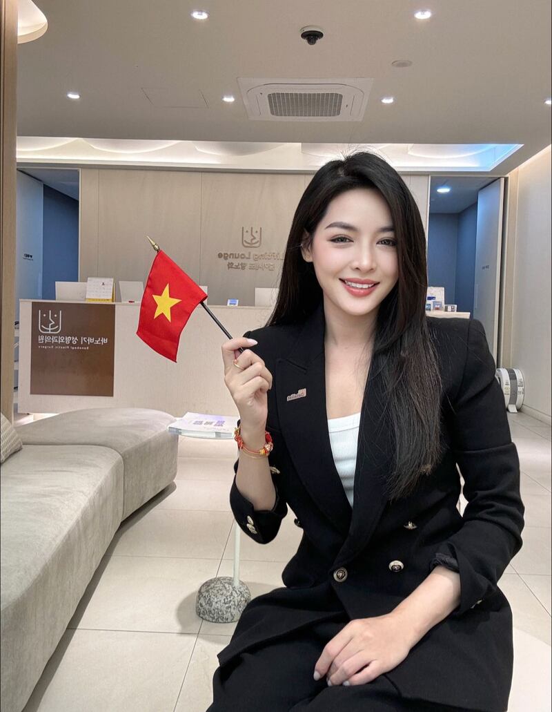 Ảnh gái xinh cầm cờ 18