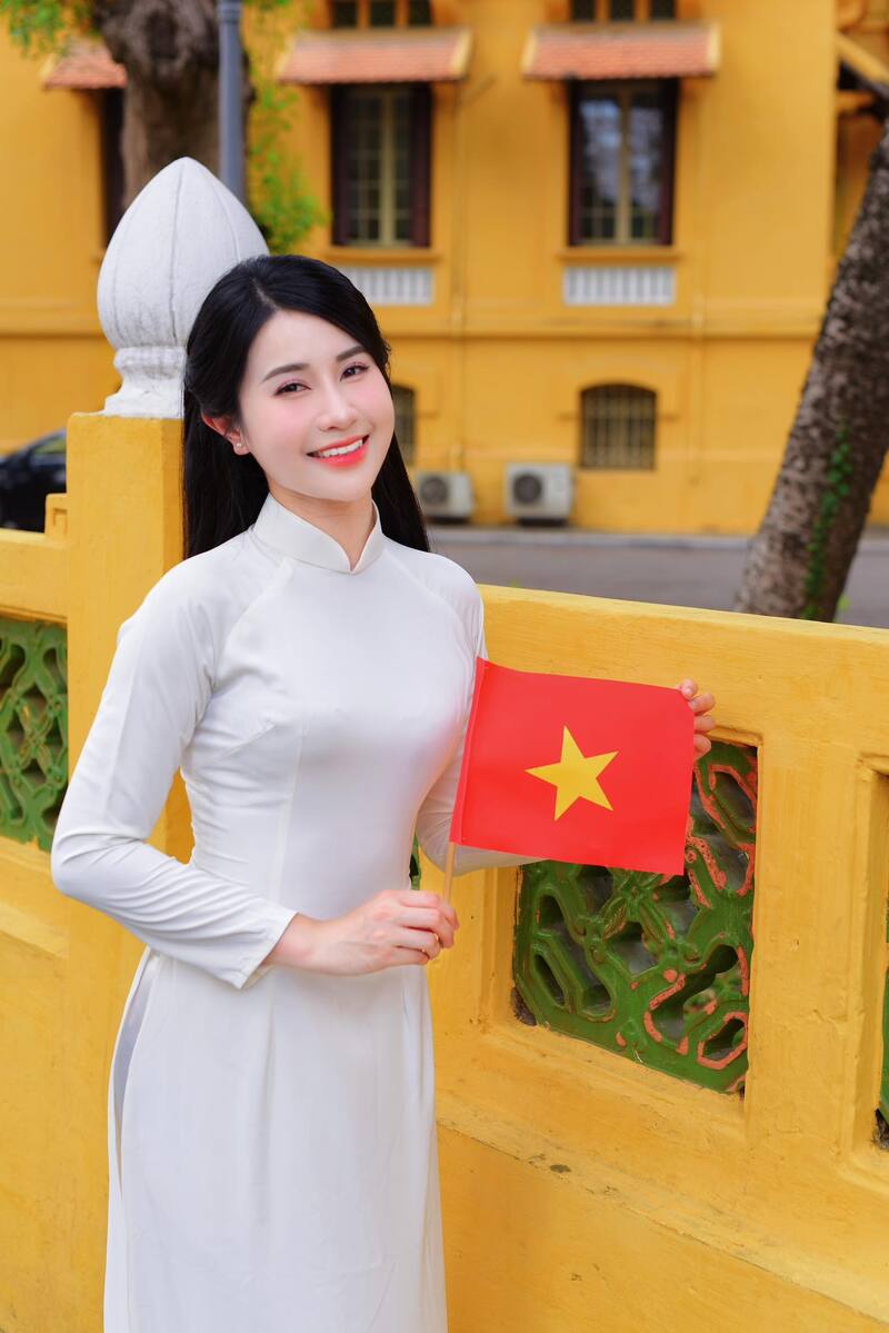 Ảnh gái xinh cầm cờ 19