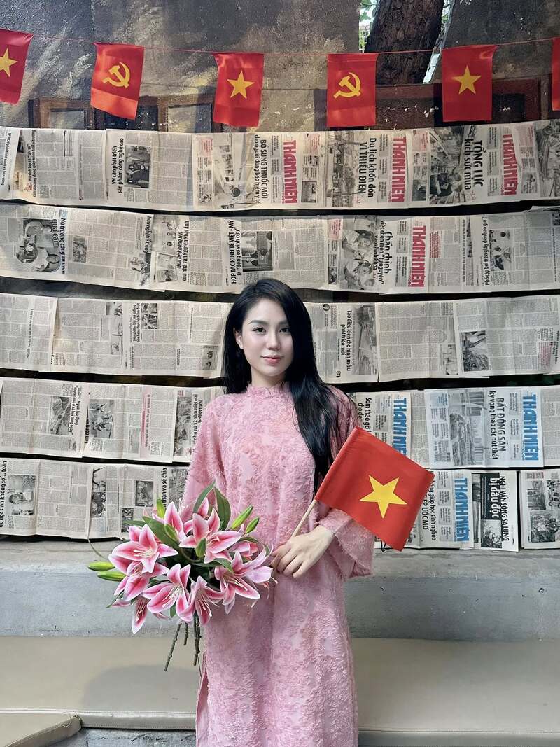 Ảnh gái xinh cầm cờ 23