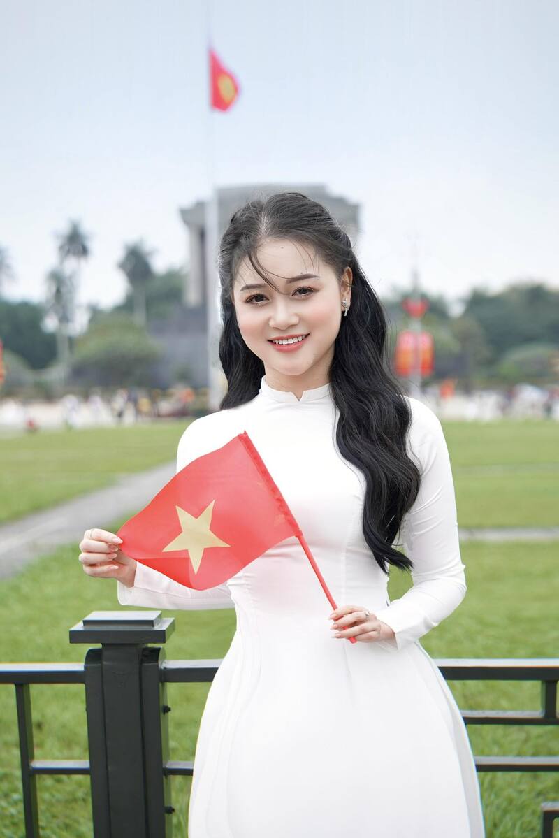 Ảnh gái xinh cầm cờ 24