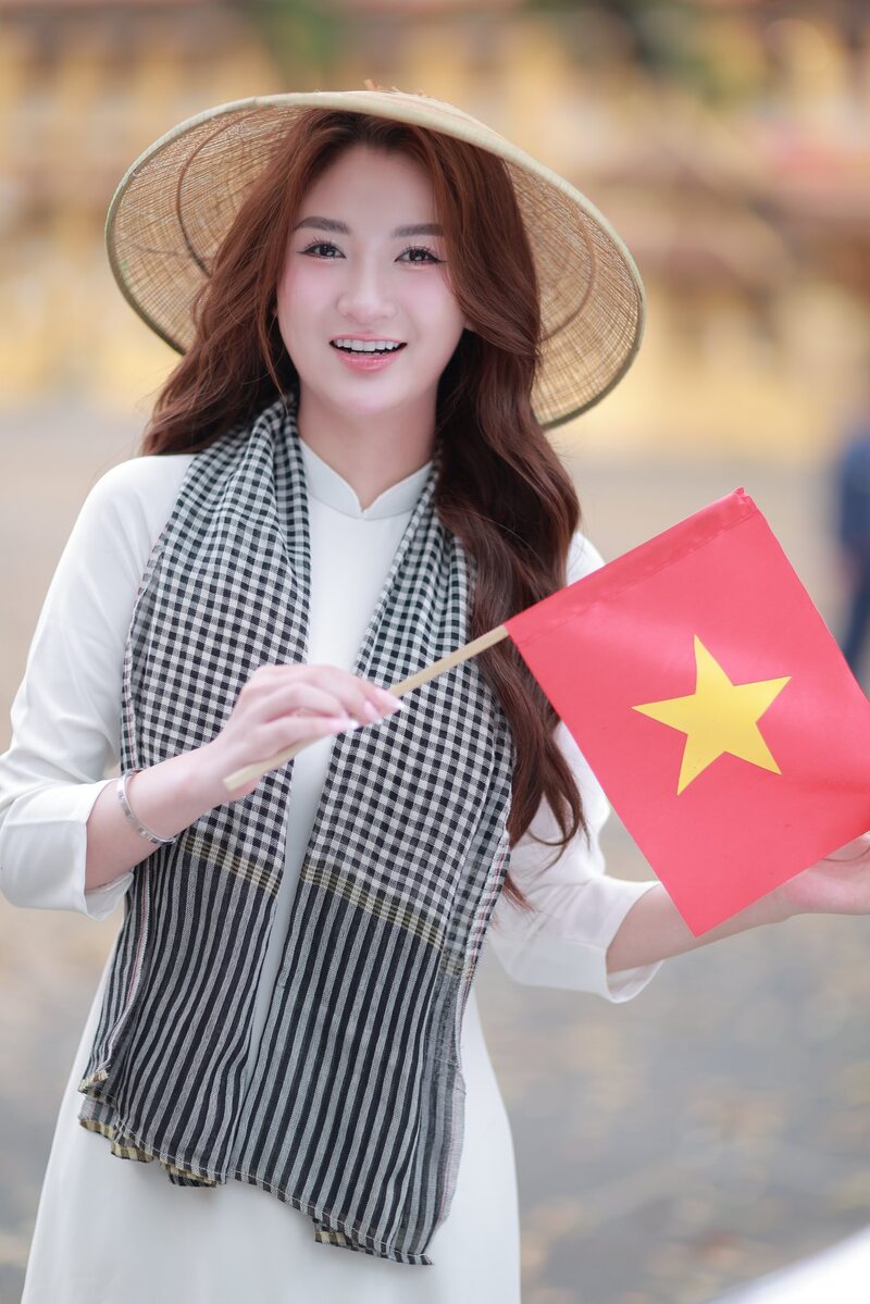 Ảnh gái xinh cầm cờ 5