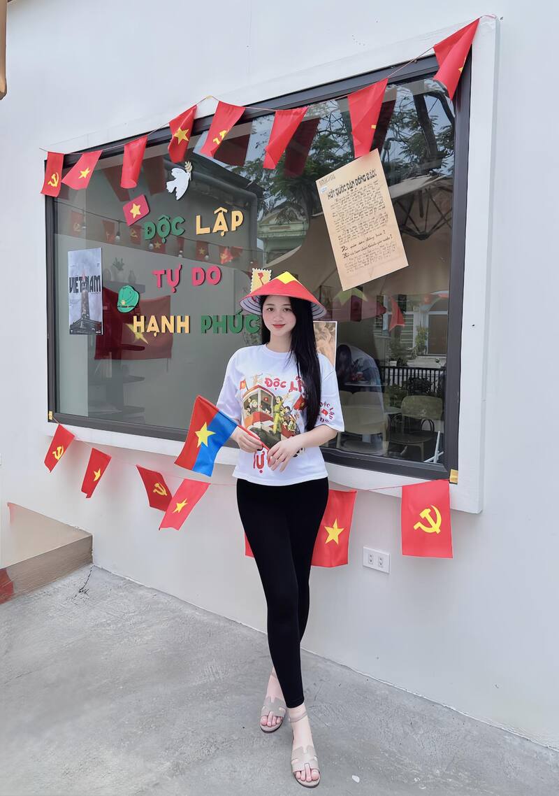 Ảnh gái xinh cầm cờ 6
