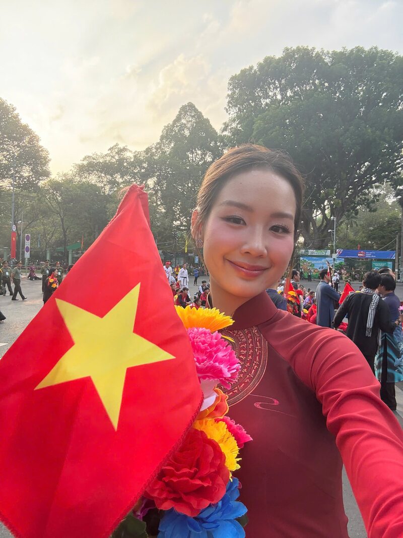 Ảnh gái xinh cầm cờ 7