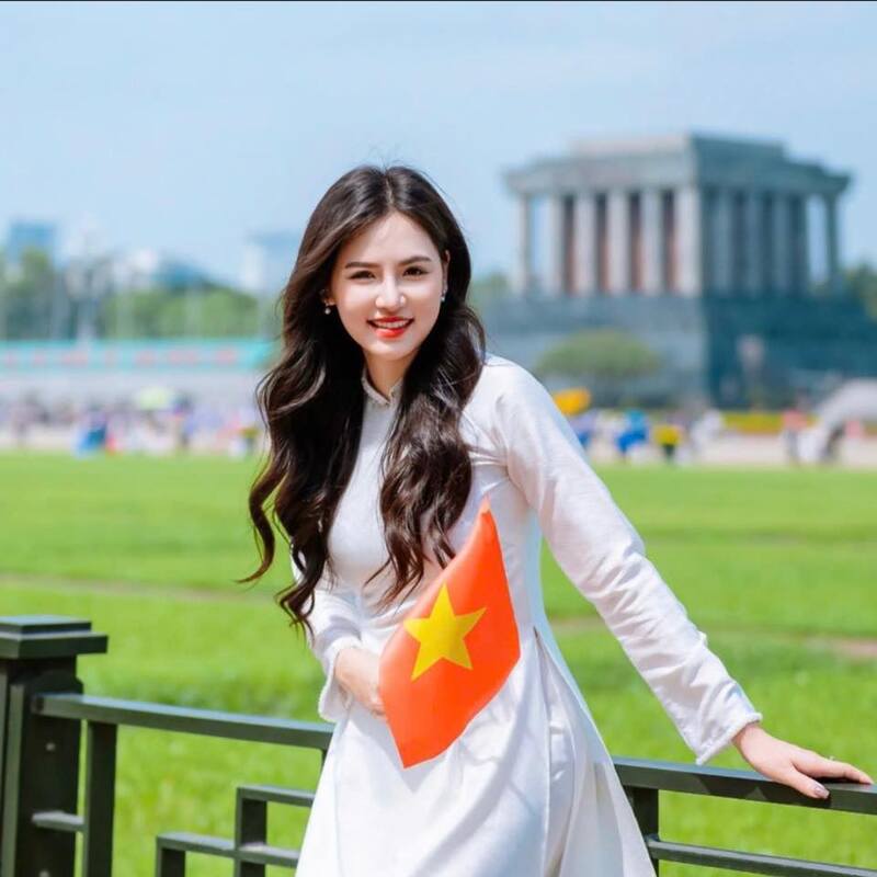 Ảnh gái xinh cầm cờ