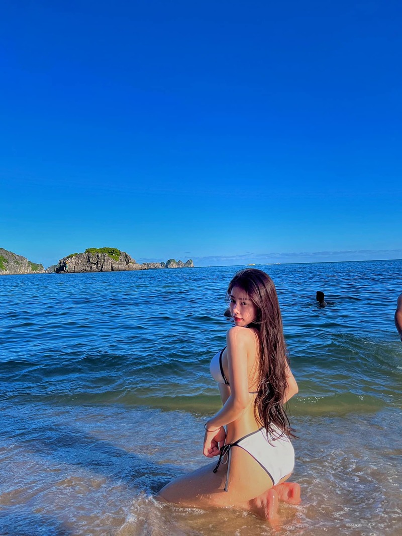 Ảnh gái xinh chân dài diện bikini 2 mảnh gợi cảm