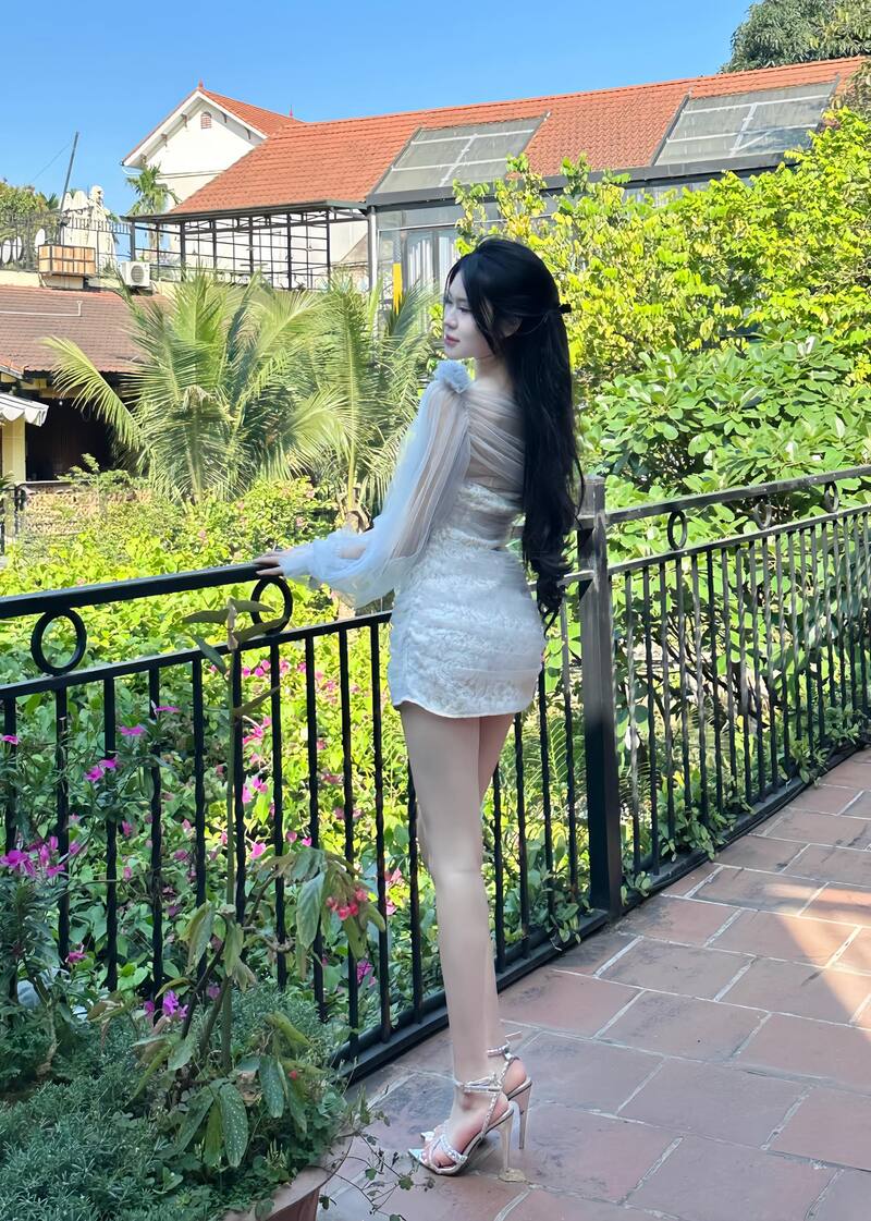 Ảnh gái xinh chân dài eo thon mông cong sexy