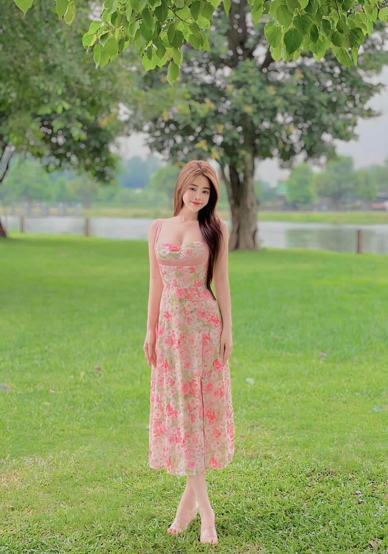 Ảnh gái xinh chân dài mặc váy hoa nữ tính