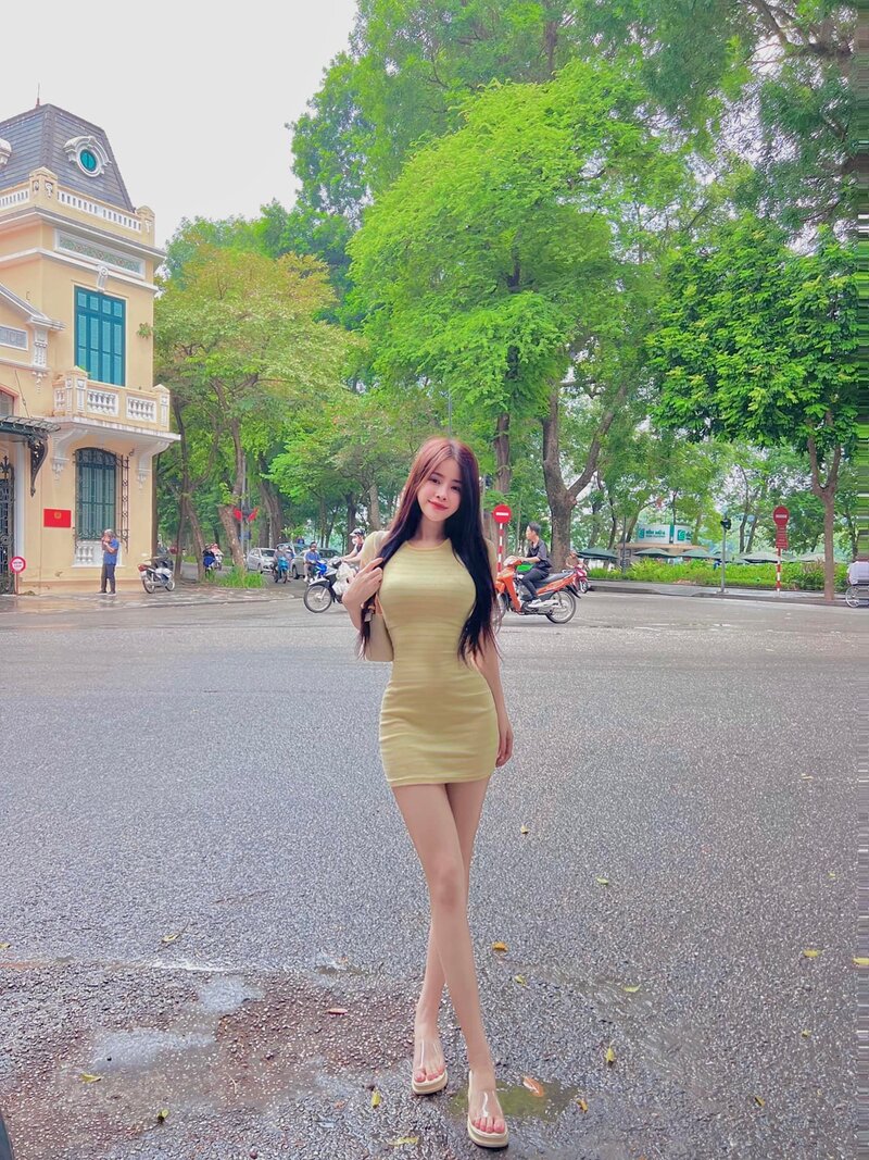 Ảnh gái xinh chân dài mặc váy ngắn bó sát dạo phố nóng bỏng mắt