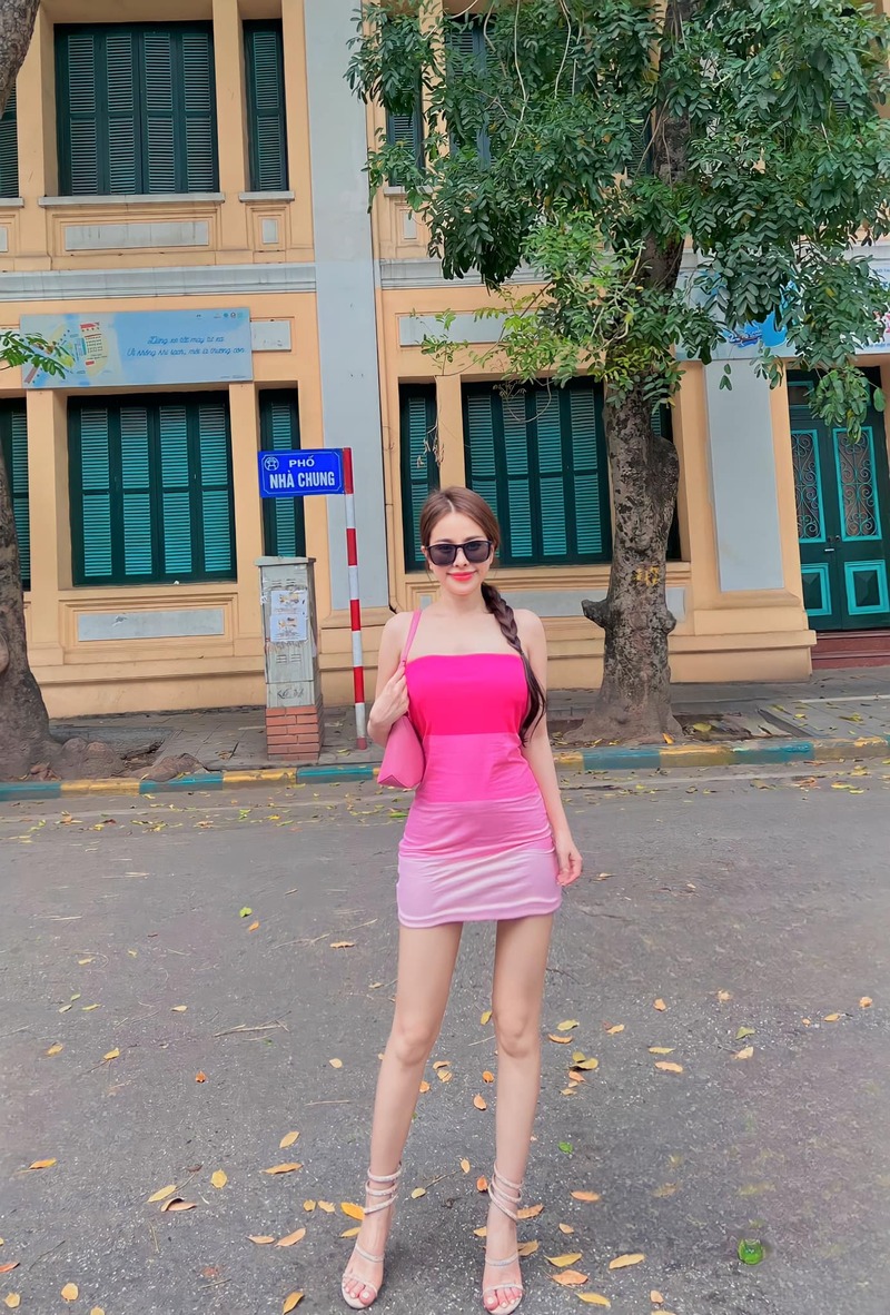 Ảnh gái xinh chân dài mặc váy ngắn khoe đôi chân thon gọn