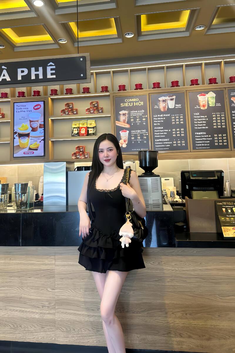 Ảnh gái xinh chân dài mặc váy xếp cực xinh