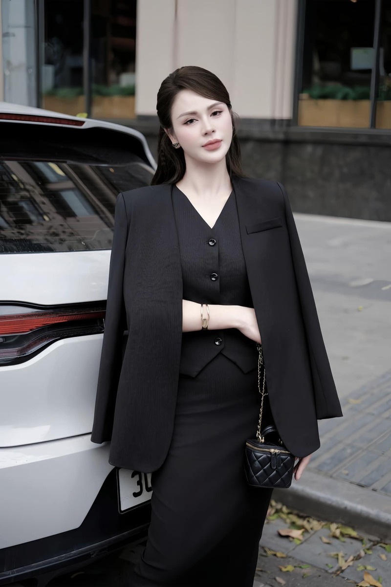 Ảnh gái xinh chân dài mặc vest sang chảnh