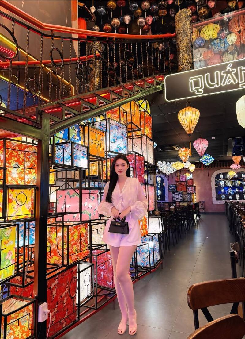 Ảnh gái xinh chân dài với váy ngắn màu trắng sexy gợi cảm