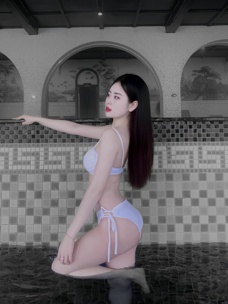 Ảnh gái xinh mặc bikini trắng khoe nét đẹp thanh thuần