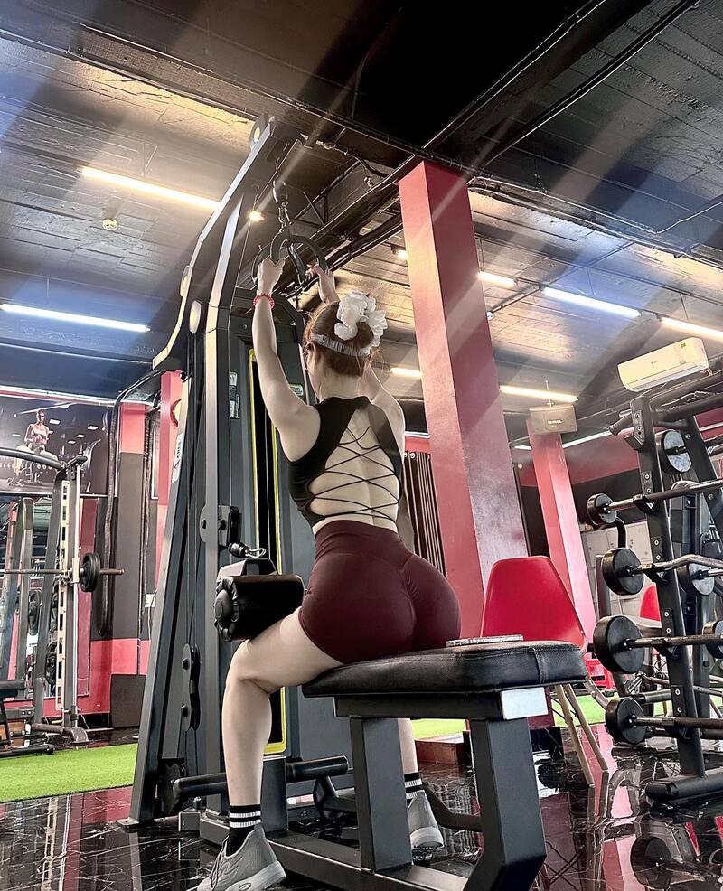 Tư thế kéo tạ sexy của gái xinh khiến người xem mê mẩn